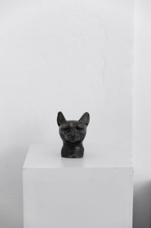 Black sfinx sculpture - Image 2