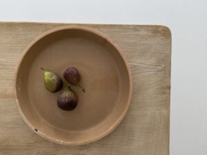 Rustic light-colored terracotta plate - Image 2