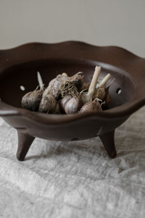 Three-legged stoneware bowl - Image 4