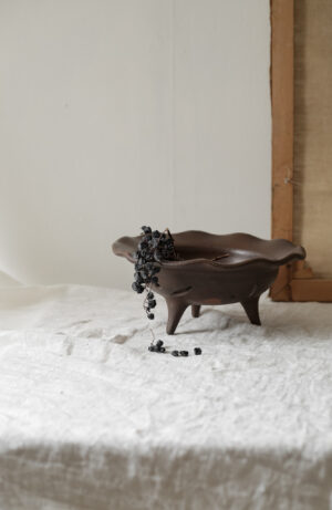 Three-legged stoneware bowl - Image 3