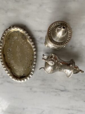 Vintage silver plated salt and Pepper Shaker - Image 3