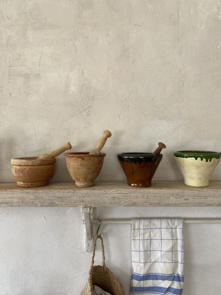 How to decorate with antiques