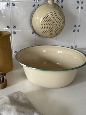 Enamelled bowl
