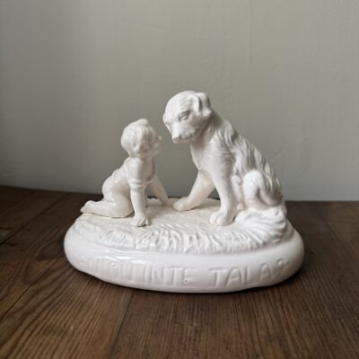 Figurine porcelaine Boy with Dog, 'Kan du inte tala'. A exquisite porcelain figurine