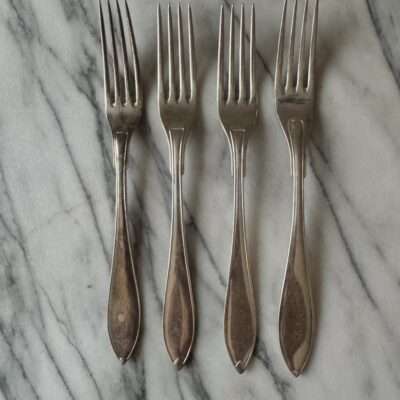 Set om 4 st matgafflar i silver med dekorativ kant 1900-tal i fint skick.