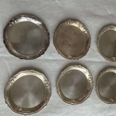 Set om 6 st underlägg / coasters i silver med dekorativ böljande kant 1900-tal i fint skick
